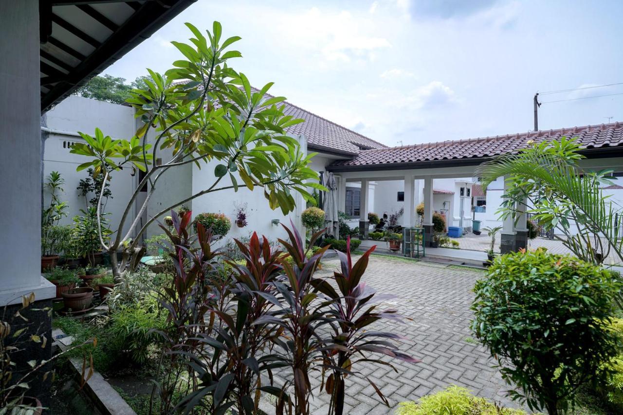 Reddoorz @ Avros Guest House Medan Exterior photo