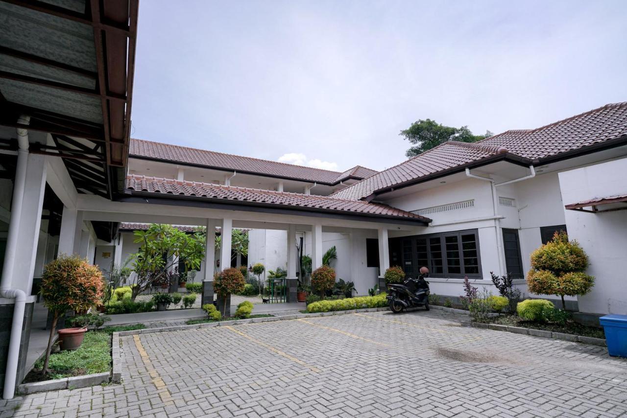 Reddoorz @ Avros Guest House Medan Exterior photo